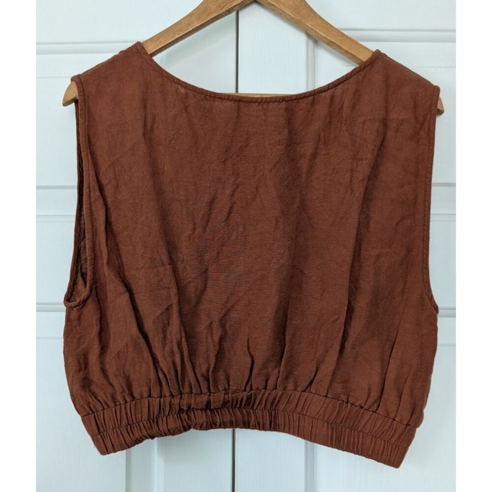 Elan Sleeveless Line Blend Boatneck Cropped Top - Picture 5 of 5